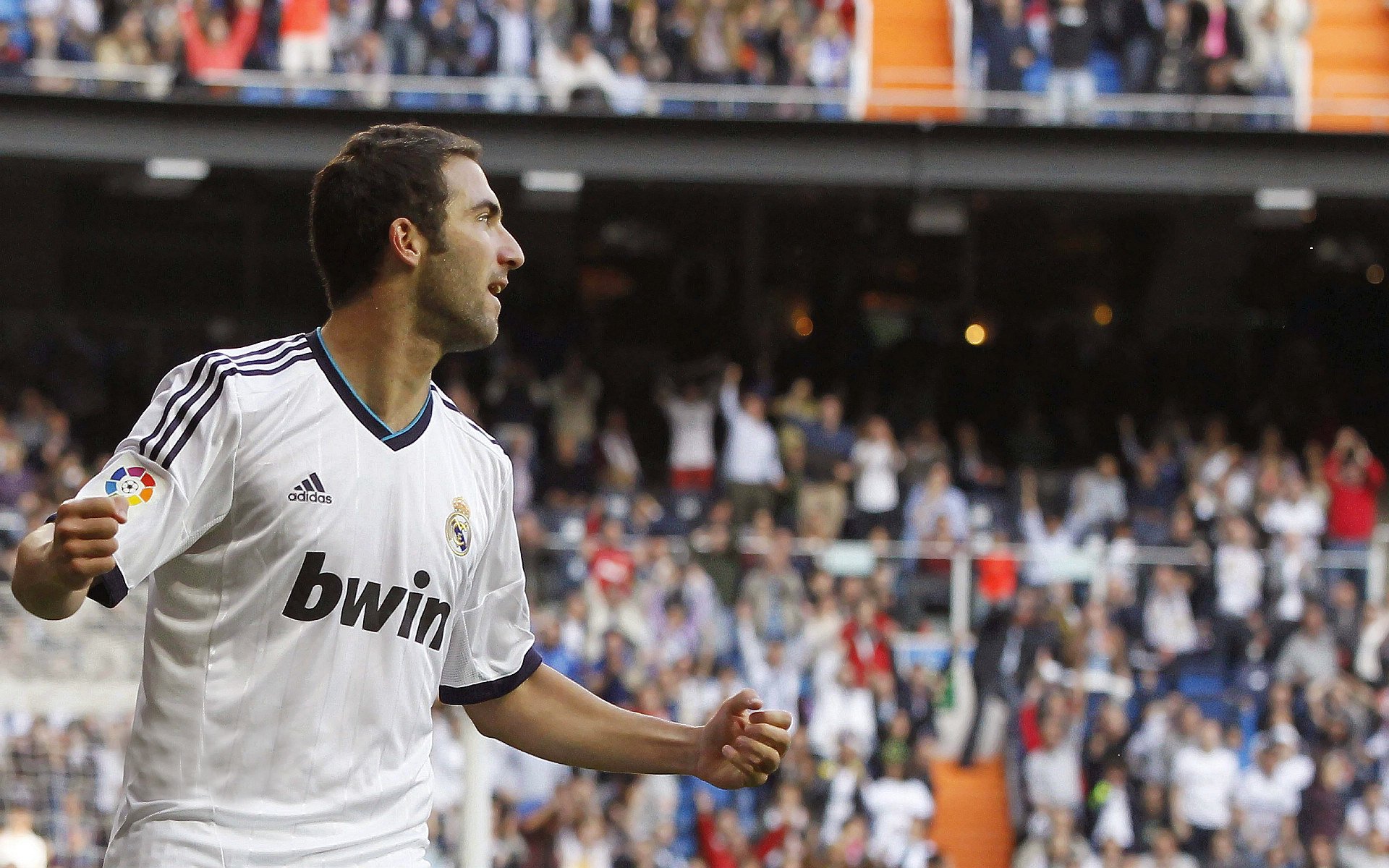 国际比赛日引发球迷社群活跃讨论与评论,国外球迷论坛